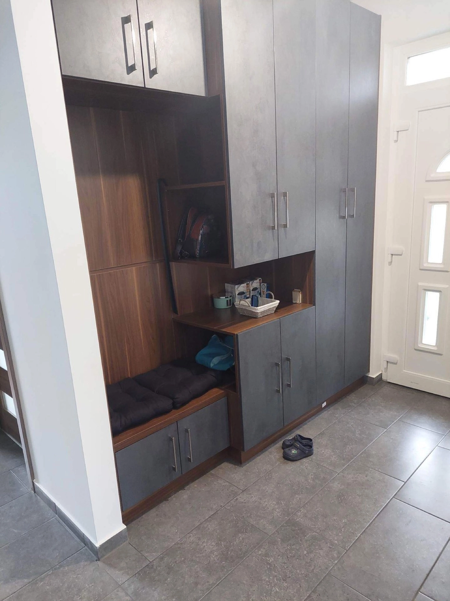 Egyedi szabású fából készült szekrény